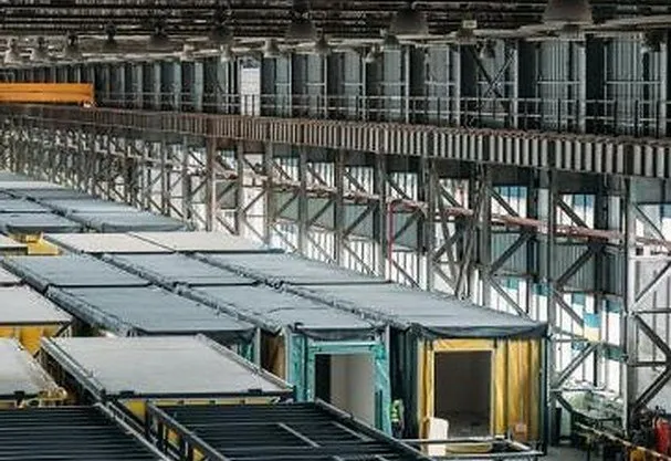 Stahlrahmenmodule in der Fertigungshalle während der Werksfertigung